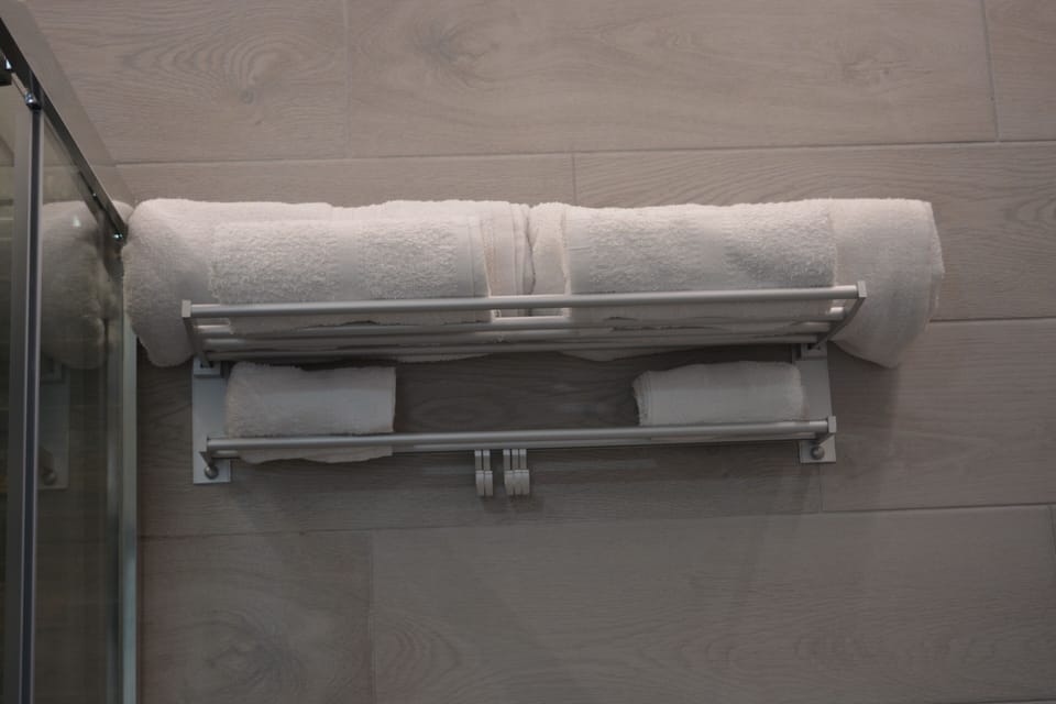 Comfort Double Room | Bathroom | Shower, rainfall showerhead, free toiletries, hair dryer