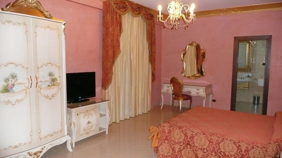 Double Room, Jetted Tub | In-room safe, WiFi (free)