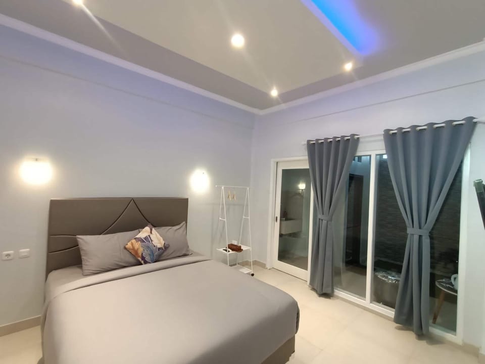 Laptop workspace, soundproofing, WiFi (free), bed sheets