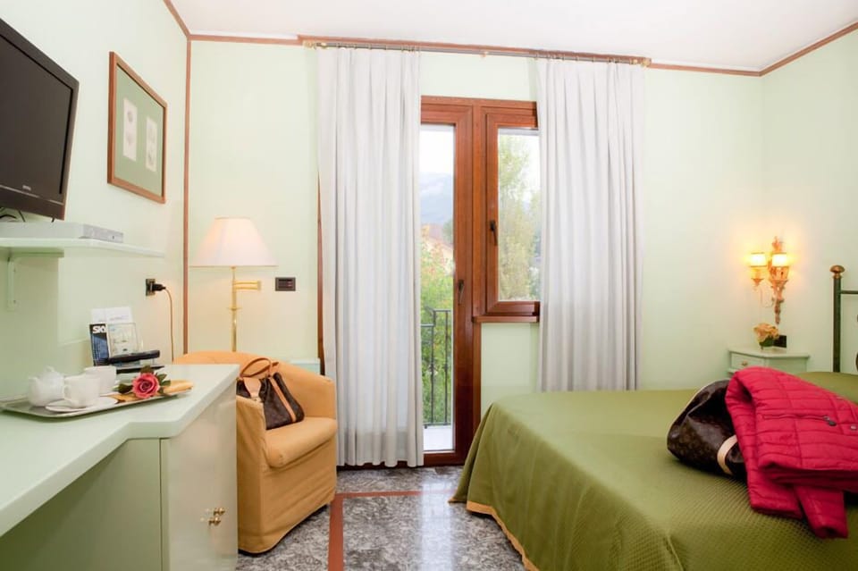 Double Room | Pillowtop beds, minibar, in-room safe, desk