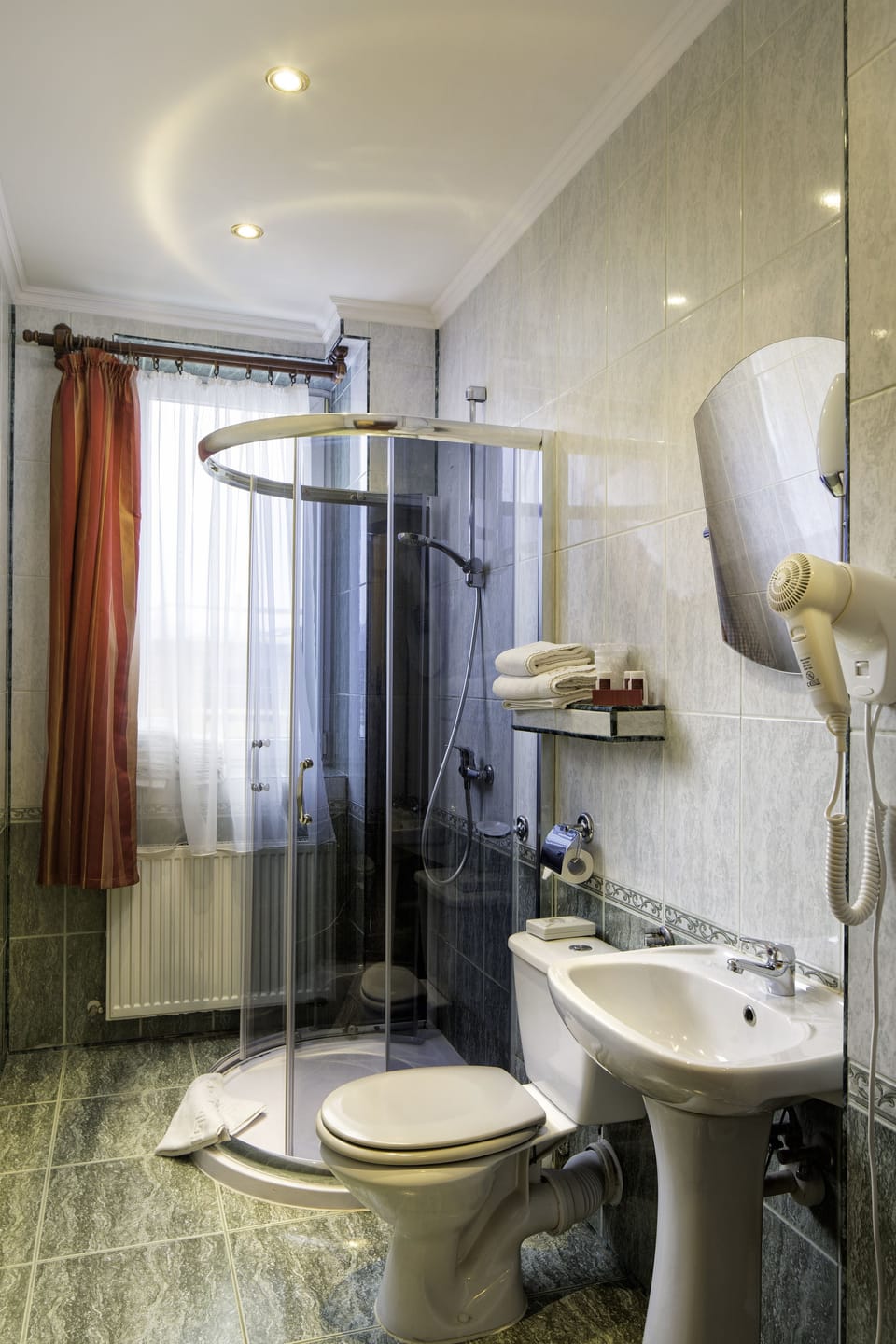 Basic Twin Room | Bathroom | Shower, hair dryer, towels