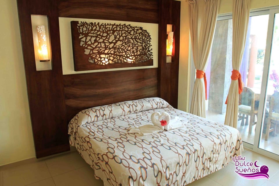 Deluxe Suite, 1 King Bed, Pool View | 1 bedroom, desk, bed sheets, wheelchair access