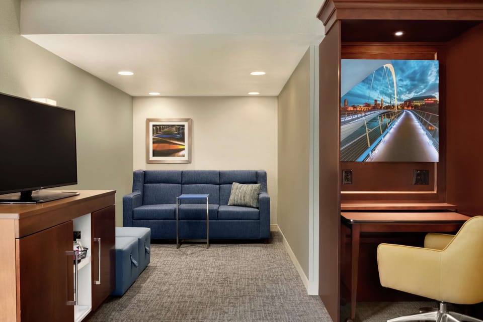 Deluxe, One King Bed, Non-Smoking | Premium bedding, in-room safe, desk, laptop workspace