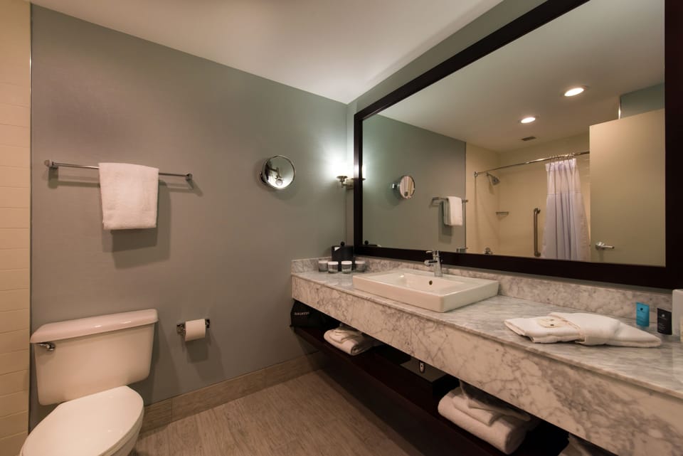 Combined shower/tub, designer toiletries, hair dryer, towels