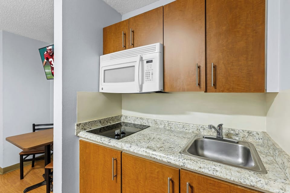 Full-size fridge, microwave, stovetop