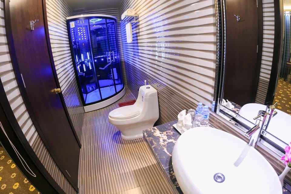 Combined shower/tub, deep soaking tub, hydromassage showerhead