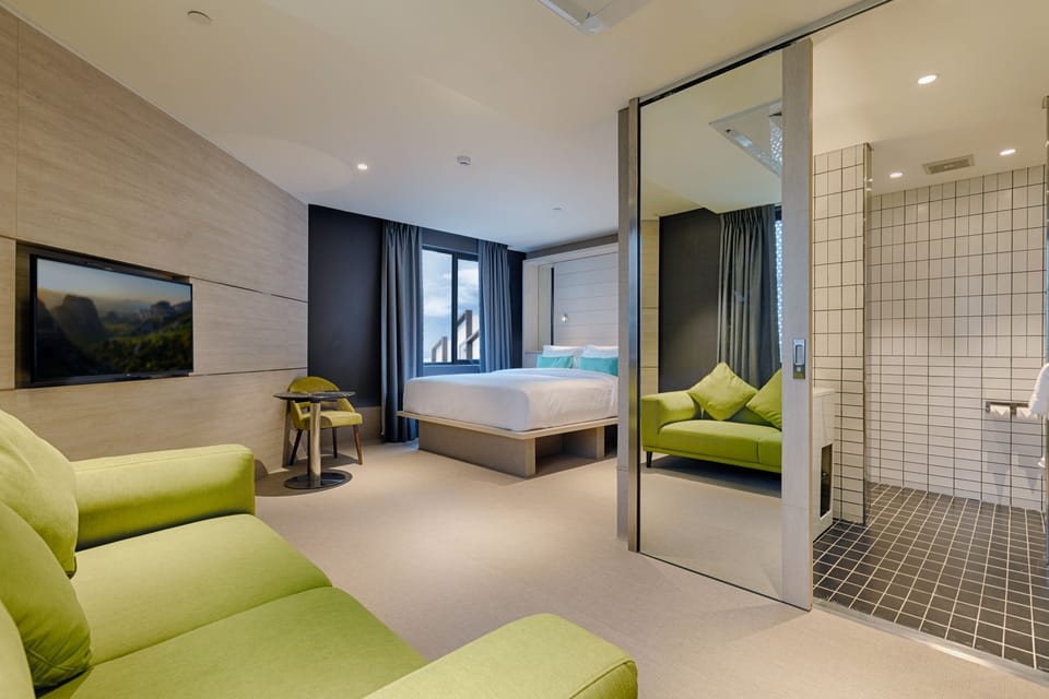 Premier King | Bathroom | Shower, hair dryer, bidet, towels