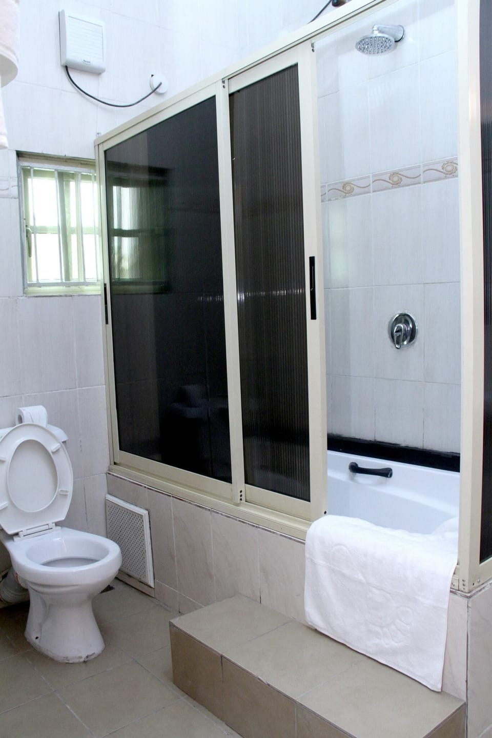 Deluxe Room | Bathroom | Shower, free toiletries, towels