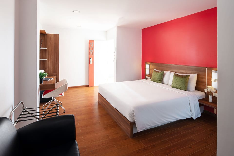 Premier Deluxe, 1 King Bed, Non Smoking, City View | In-room safe, desk, laptop workspace, free WiFi