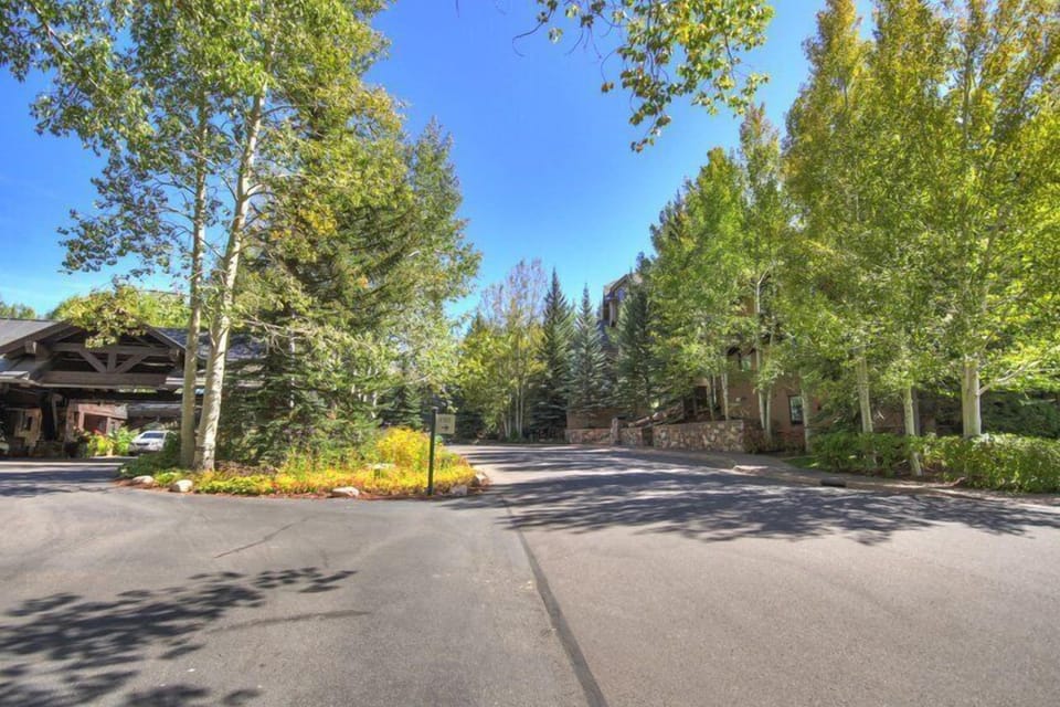 Condo, 2 Bedrooms | Property grounds