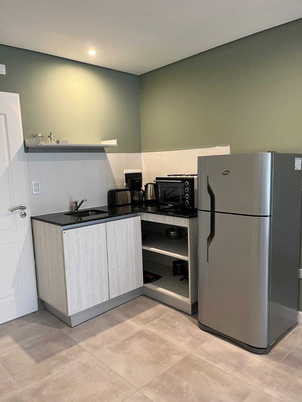 Full-size fridge, oven, coffee/tea maker, toaster