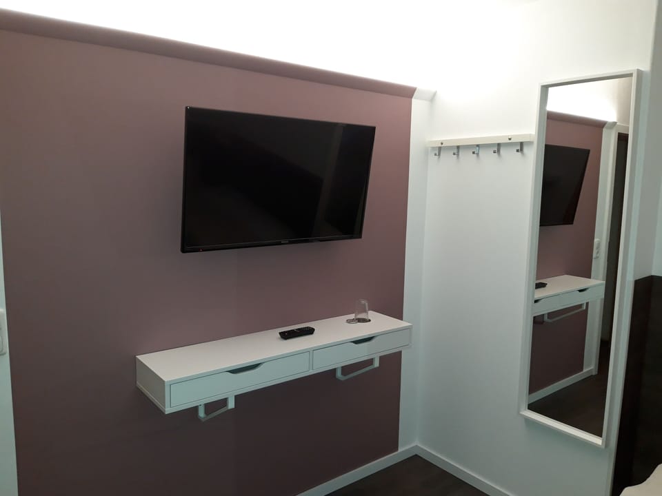 Single Room | Living area | 55-inch flat-screen TV with cable channels, TV
