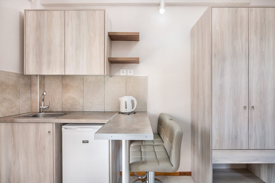 Fridge, stovetop, coffee/tea maker, electric kettle