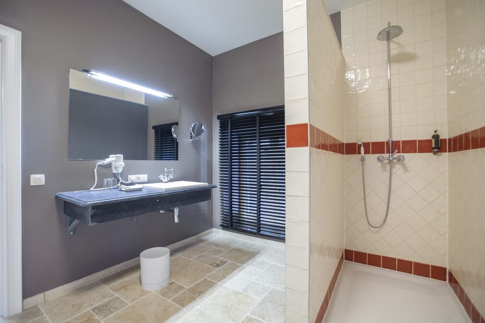 Comfort Double Room | Bathroom | Separate tub and shower, rainfall showerhead, free toiletries
