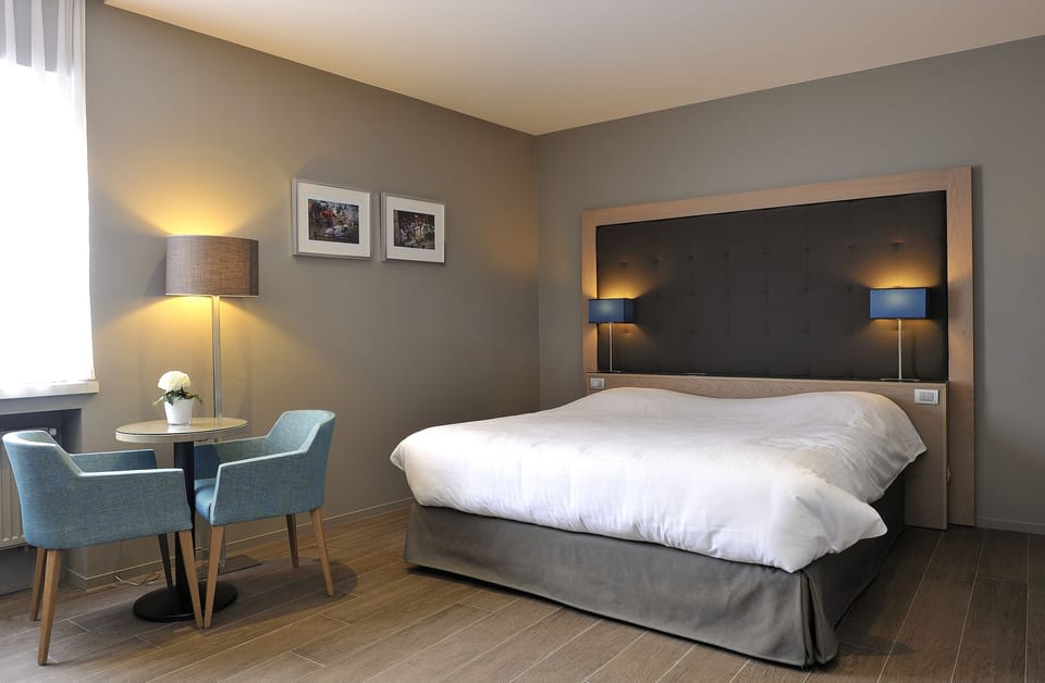 Minibar, in-room safe, desk, free WiFi