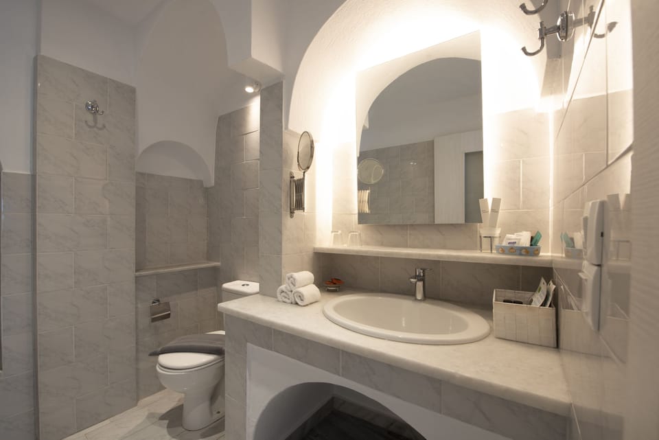 Superior Apartment, 2 Bedrooms, Sea View | Bathroom | Shower, free toiletries, hair dryer, bathrobes