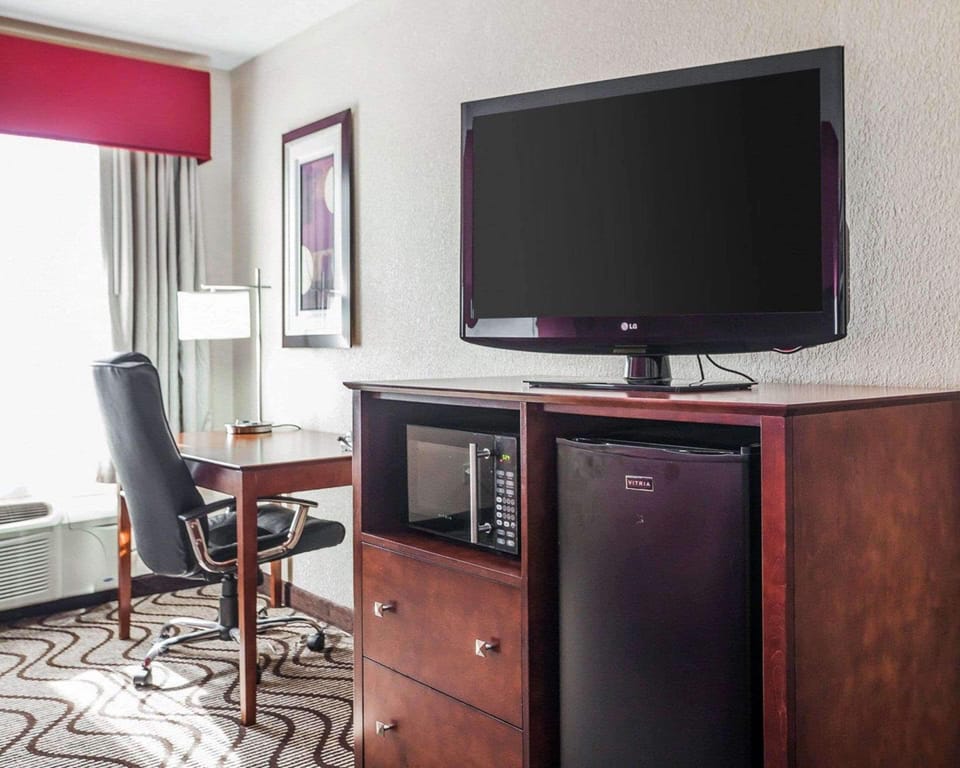 Standard Room, 1 King Bed, Non Smoking | Desk, iron/ironing board, free WiFi, bed sheets