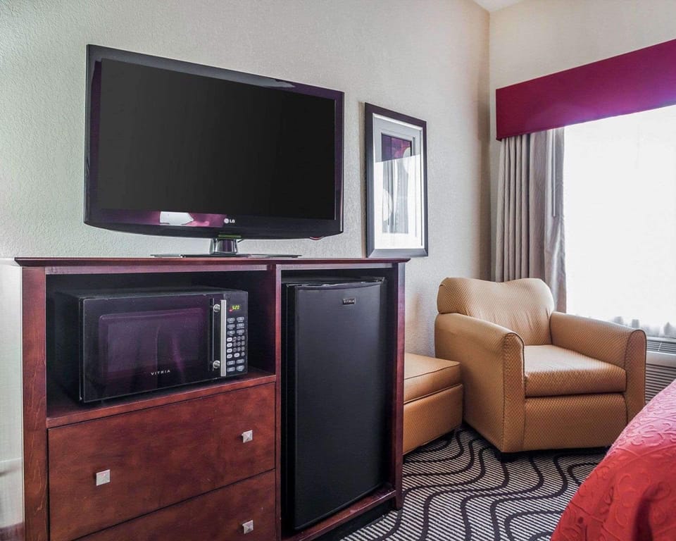 Room, 1 King Bed, Accessible, Non Smoking | Desk, iron/ironing board, free WiFi, bed sheets