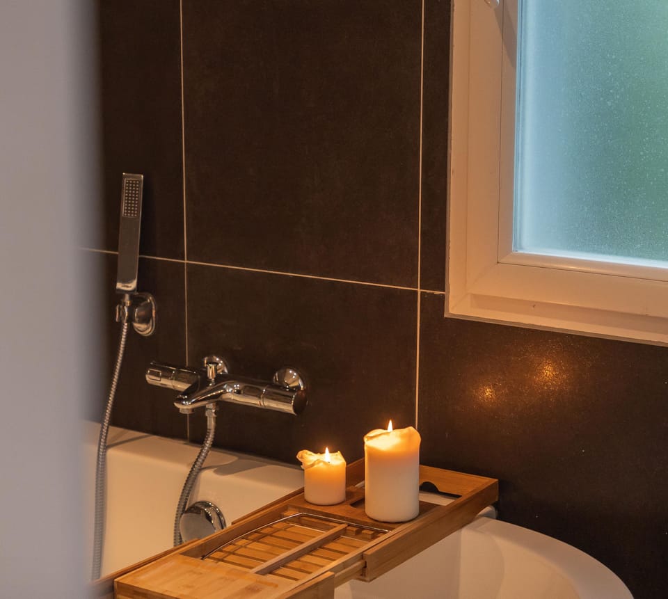Deluxe Double Room (R) | Bathroom | Free toiletries, hair dryer, towels, toilet paper