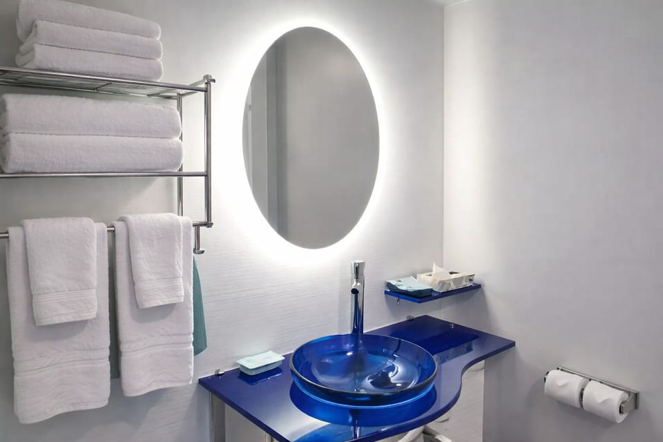 Luxurious King Room, Complimentary Drinks - Non-smoking | Bathroom | Shower, hydromassage showerhead, designer toiletries, hair dryer