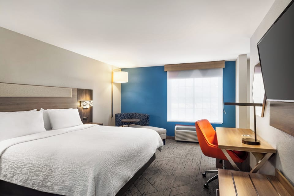 Standard Room, 1 King Bed, Mobility Accessible (Communications) | Desk, iron/ironing board, cribs (free), WiFi (free)