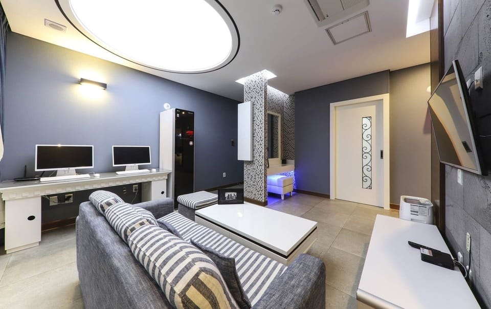 Suite | Living area | Flat-screen TV, computer