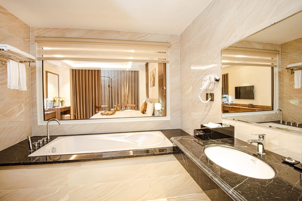 Executive King Room | Bathroom | Shower, free toiletries, hair dryer, bathrobes