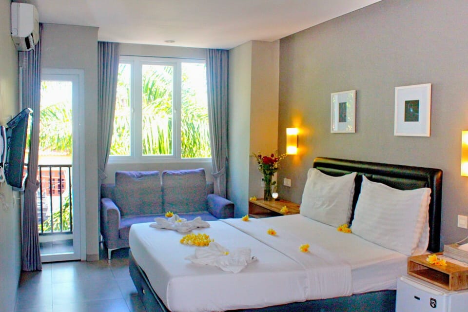 Deluxe Double Room | In-room safe, desk, laptop workspace, blackout drapes