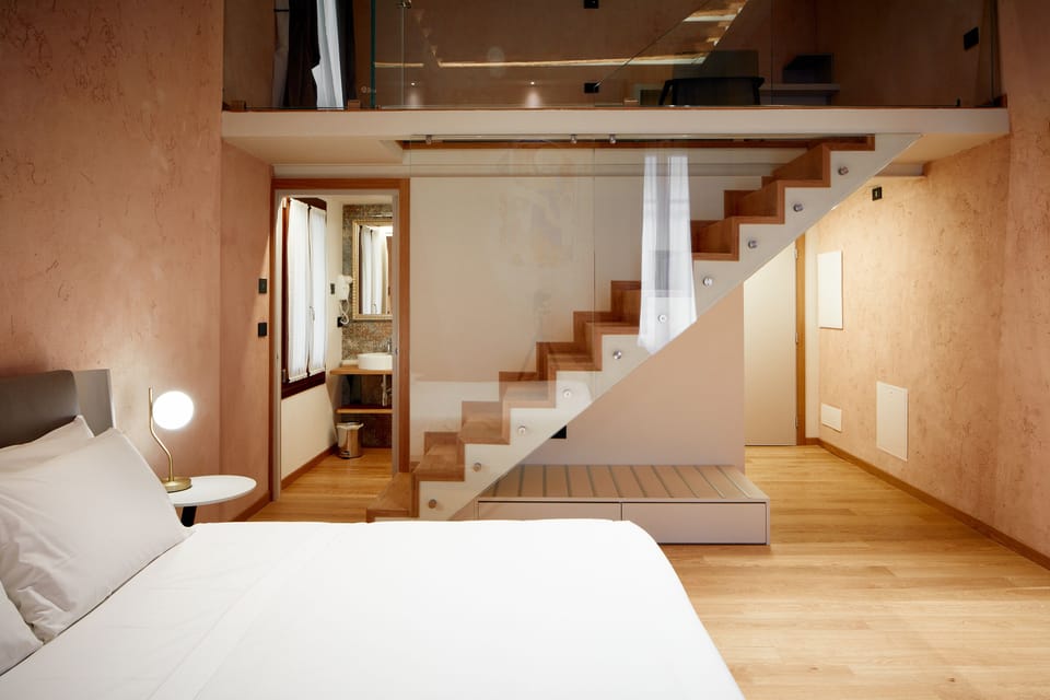 Suite | Hypo-allergenic bedding available, down comforters, minibar, desk