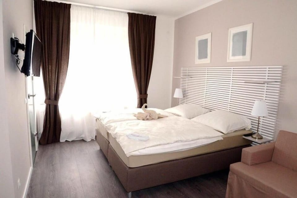 Comfort Studio, 1 Double Bed, Kitchenette | Hypo-allergenic bedding, in-room safe, desk, free WiFi