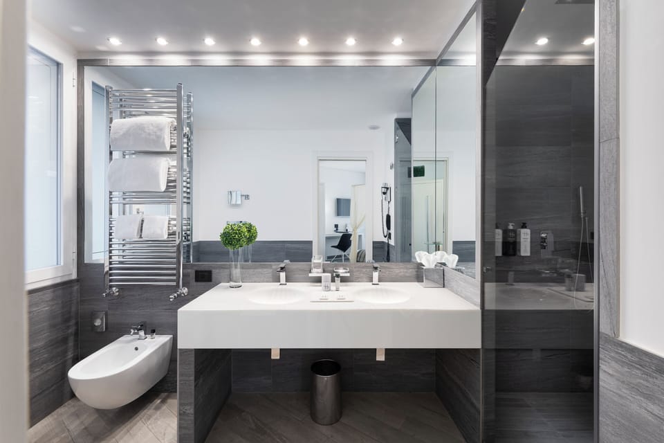 Junior Suite, Annex Building | Bathroom | Designer toiletries, hair dryer, slippers, bidet