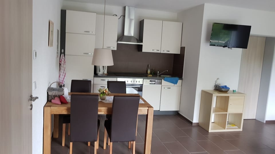Apartment, Garden View (4) | In-room dining