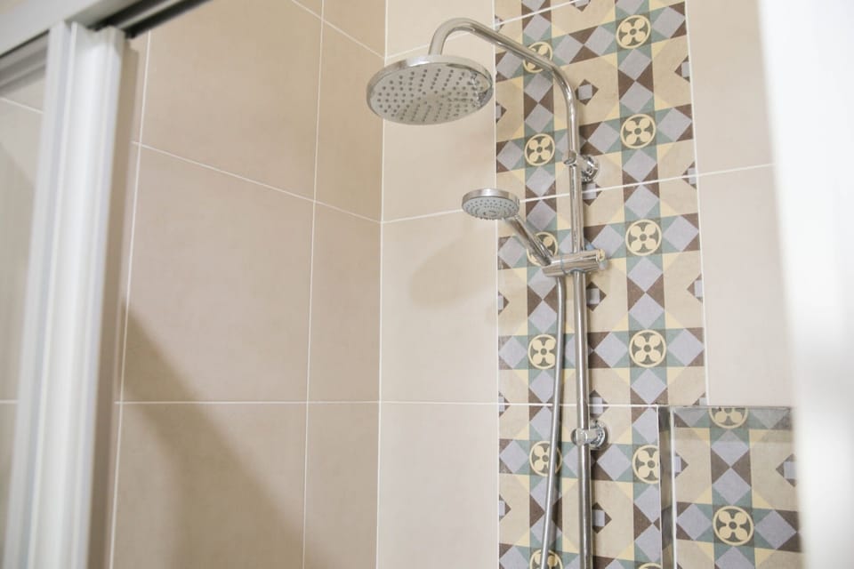Superior Twin Room, 1 Bedroom | Bathroom shower