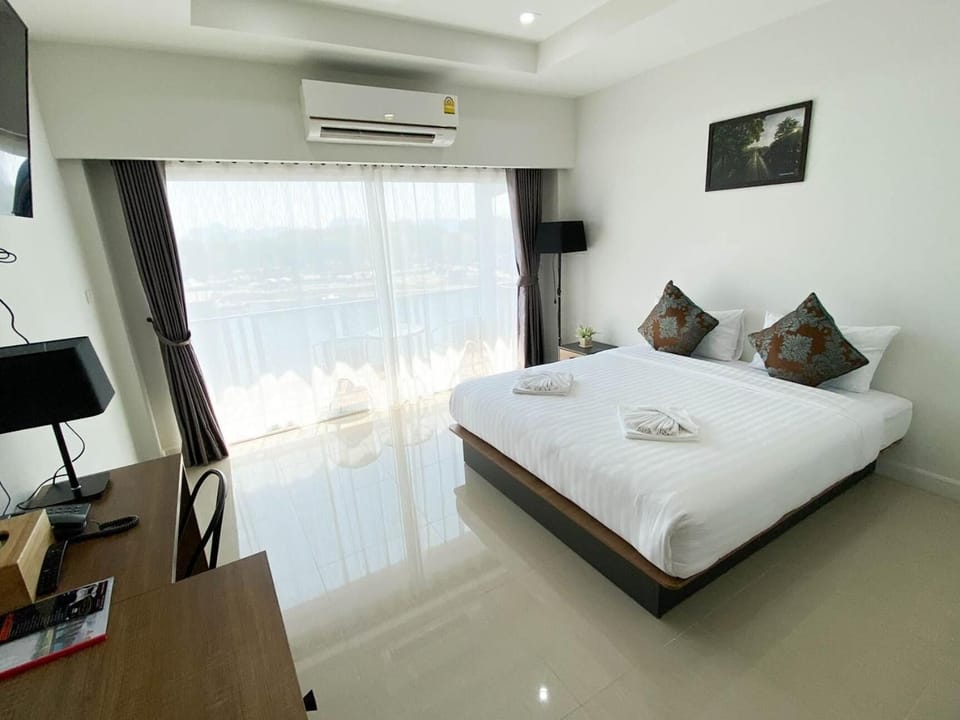 In-room safe, desk, blackout drapes, soundproofing