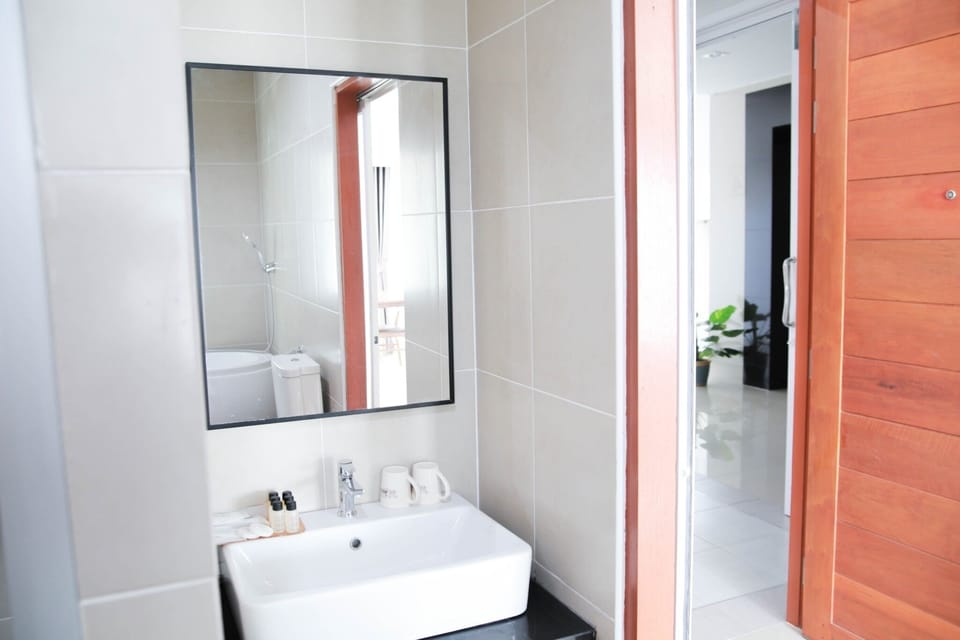 Superior Twin Room, 1 Bedroom | Bathroom amenities | Shower, towels