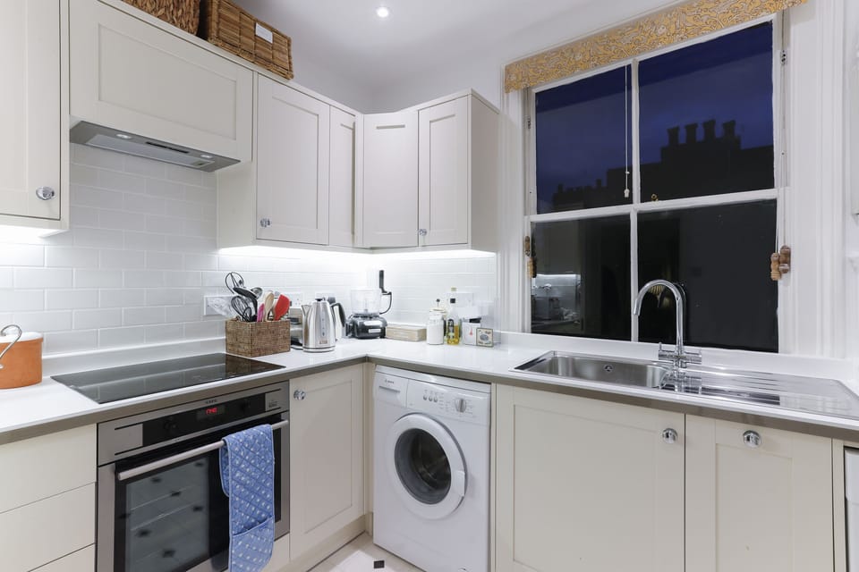 Apartment (2 Bedrooms) | Private kitchen | Fridge, microwave, oven, stovetop