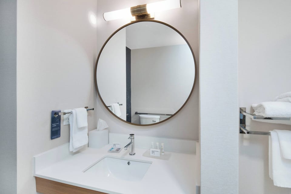 Shower, rainfall showerhead, free toiletries, hair dryer