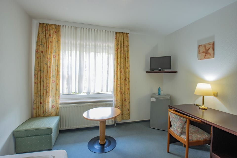 Single Room | Desk, WiFi (free), individually decorated, bed sheets