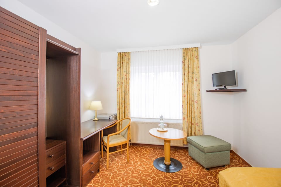 Single Room | Individually decorated, desk, free WiFi, bed sheets