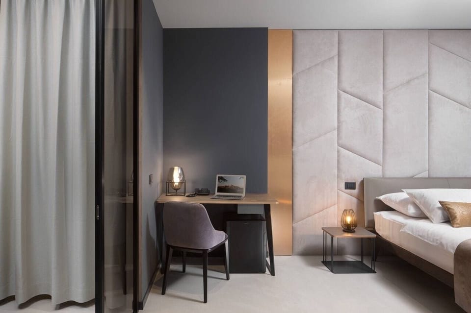 Superior Room (King) | Minibar, in-room safe, desk, laptop workspace