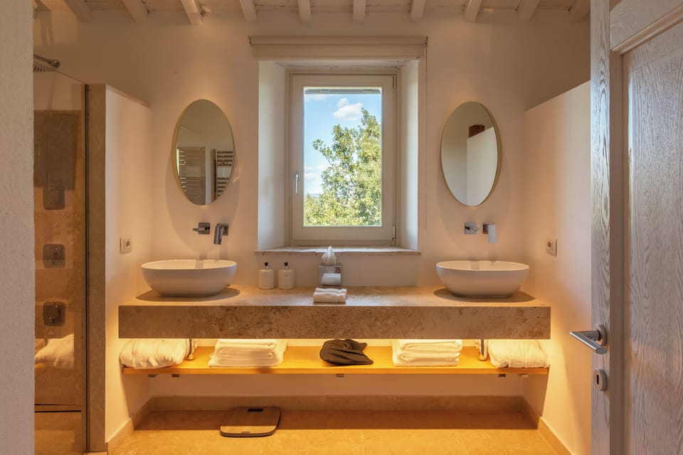 Executive Suite | Bathroom | Shower, rainfall showerhead, free toiletries, hair dryer