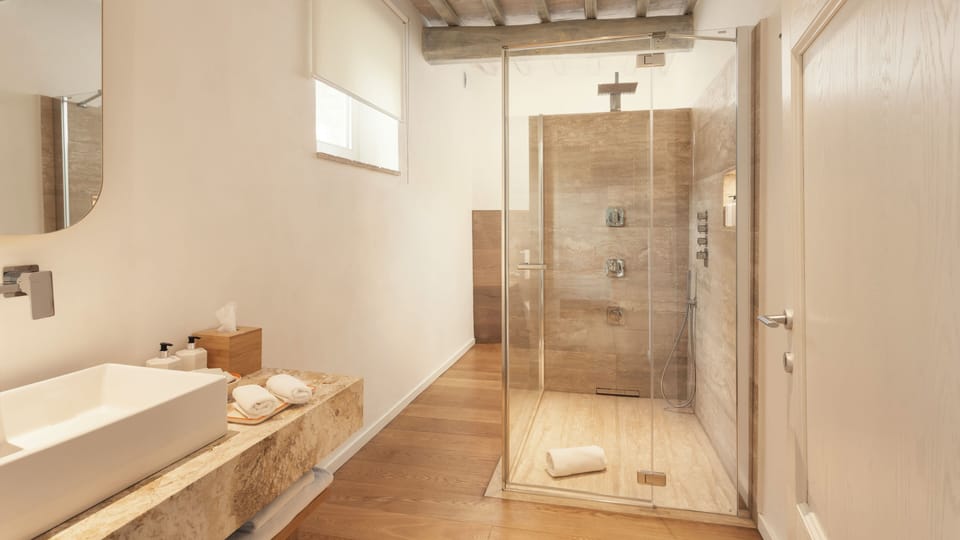 Premier Double Room | Bathroom | Shower, rainfall showerhead, free toiletries, hair dryer