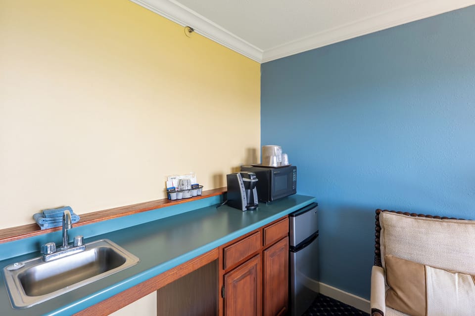 Superior Room, 1 King Bed, Balcony, Bay View | In-room safe, blackout drapes, iron/ironing board