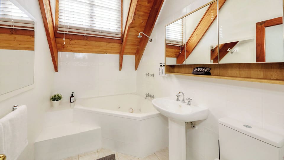 Mt Tamborine Stonehaven Manor Bed and Breakfast in Tamborine Mountain