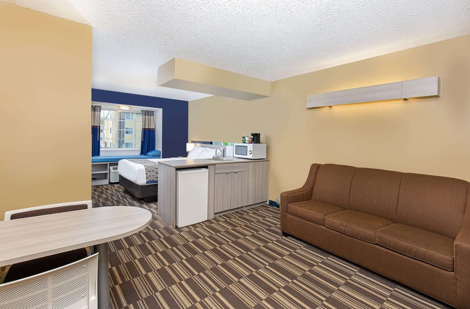 Studio Suite, 1 Queen Bed with Sofa bed, Non Smoking, Kitchen | Desk, blackout drapes, iron/ironing board, free cribs/infant beds