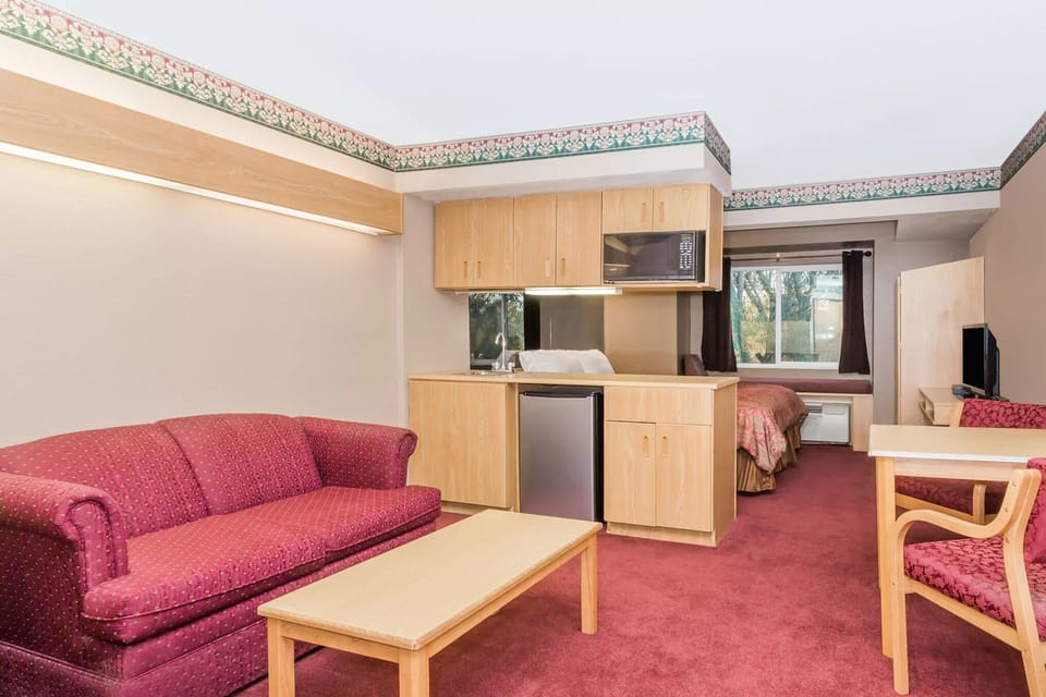 Suite, 1 King Bed with Sofa bed, Non Smoking (Single) | Down comforters, desk, laptop workspace, iron/ironing board