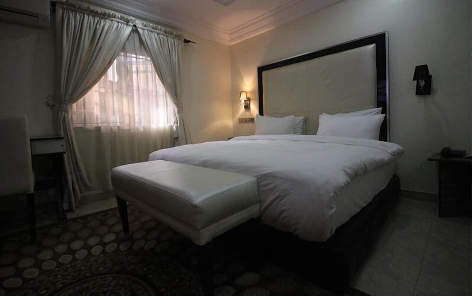 Royal Room | Laptop workspace, free WiFi, bed sheets