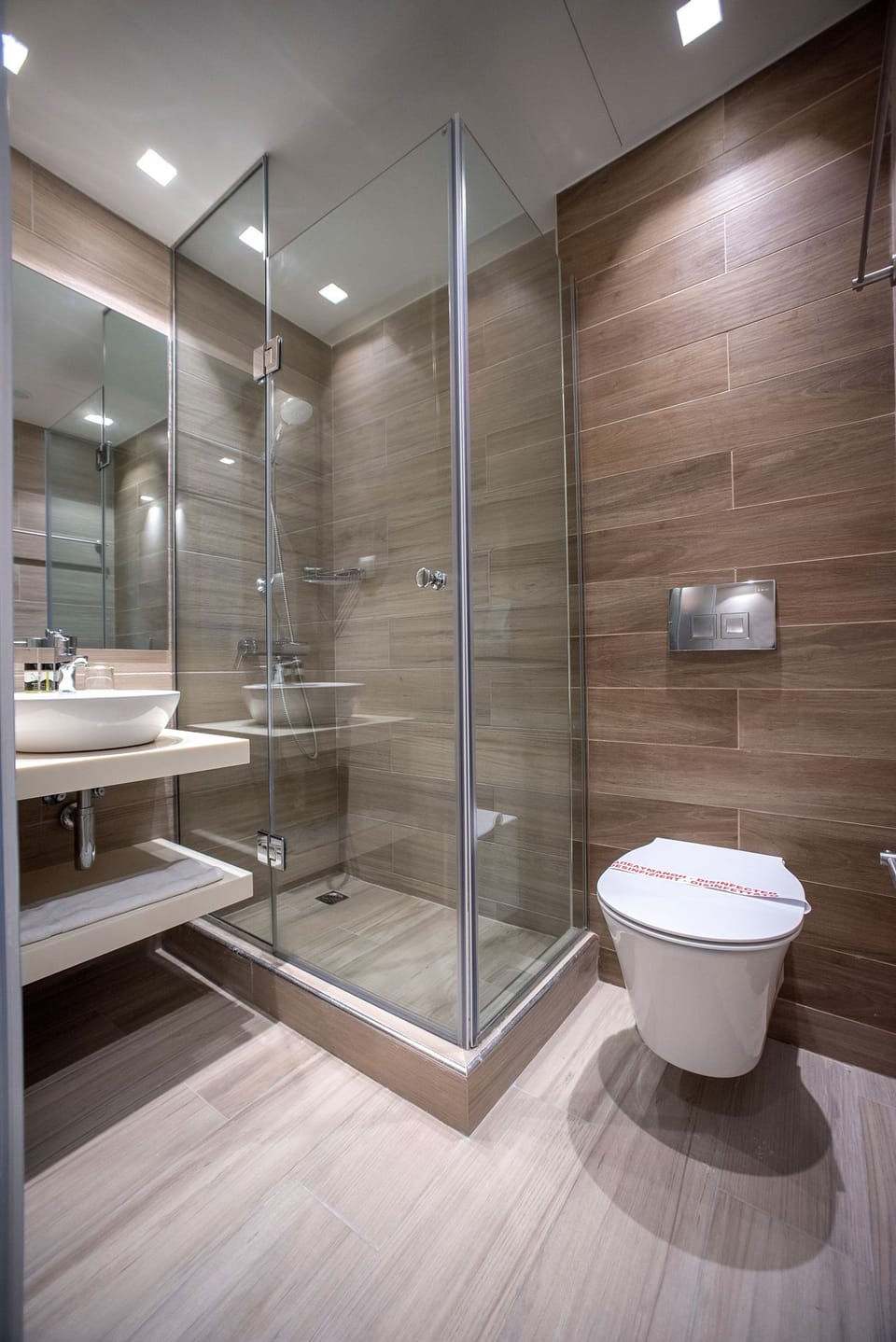 Shower, rainfall showerhead, free toiletries, hair dryer