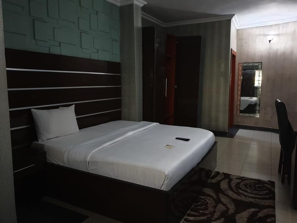 Executive Room | Desk, laptop workspace, free WiFi, bed sheets