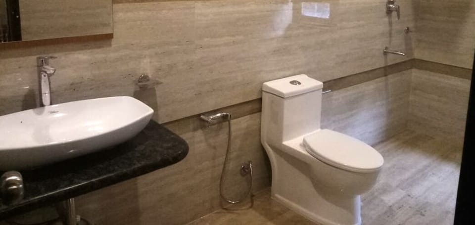 Deluxe Room | Bathroom | Shower, towels